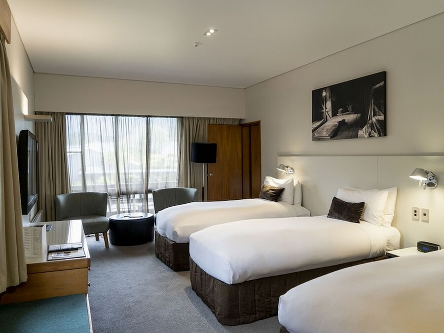 Mountains to Sea - Coach Tour with Superior Hotels - I Fly – New Zealand